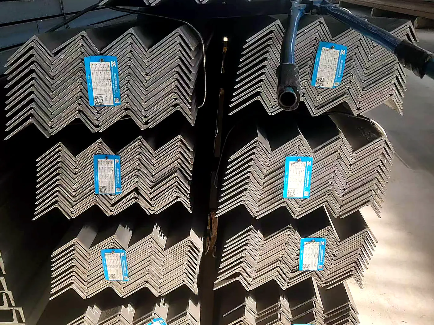Hot-Dip Galvanized Unequal Angle Steel - production and quality control